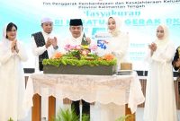 POTONG TUMPENG : Gubernur Kalteng H.Agustiar Sabran didampingi Ketua TTP PKK Kalteng Aisyah Thisia Agustiar Sabran saat melakukan potong tumpeng di tasyakuran dan buka puasa bersama dalam rangka peringatan HKG PKK ke-54, Kamis (12/3/2026).