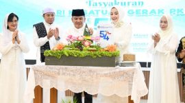 POTONG TUMPENG : Gubernur Kalteng H.Agustiar Sabran didampingi Ketua TTP PKK Kalteng Aisyah Thisia Agustiar Sabran saat melakukan potong tumpeng di tasyakuran dan buka puasa bersama dalam rangka peringatan HKG PKK ke-54, Kamis (12/3/2026).