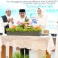 POTONG TUMPENG : Gubernur Kalteng H.Agustiar Sabran didampingi Ketua TTP PKK Kalteng Aisyah Thisia Agustiar Sabran saat melakukan potong tumpeng di tasyakuran dan buka puasa bersama dalam rangka peringatan HKG PKK ke-54, Kamis (12/3/2026).