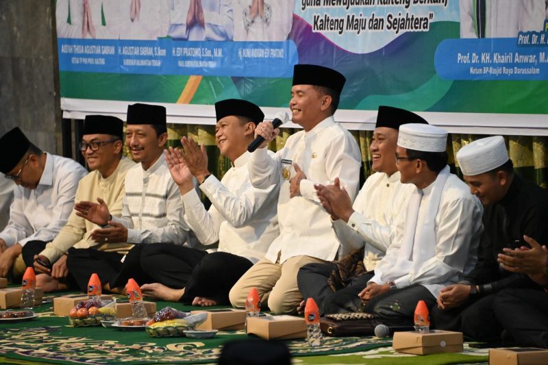 SAMBUTAN : Gubernur Kalimantan Tengah, Agustiar saat memberikan sambutan pada peringatan Nuzulul Quran 1447 Hijriah yang digelar di Aula Masjid Raya Darussalam, Selasa (10/3/2026).