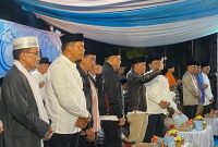 MELAMBAI : Gubernur Kalteng, Agustiar Sabran melambaikan tangan usai melepas secara resmi pawai takbiran di Kota Palangka Raya, Jumat (20/3/2026) malam.