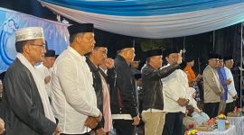 MELAMBAI : Gubernur Kalteng, Agustiar Sabran melambaikan tangan usai melepas secara resmi pawai takbiran di Kota Palangka Raya, Jumat (20/3/2026) malam.