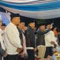 MELAMBAI : Gubernur Kalteng, Agustiar Sabran melambaikan tangan usai melepas secara resmi pawai takbiran di Kota Palangka Raya, Jumat (20/3/2026) malam.