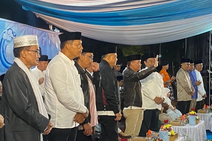 MELAMBAI : Gubernur Kalteng, Agustiar Sabran melambaikan tangan usai melepas secara resmi pawai takbiran di Kota Palangka Raya, Jumat (20/3/2026) malam.