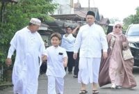 BERJALAN : Bupati Lamandau, Rizky Aditya Putra, bersama keluarga berjalan menuju mesjid Raudhatul Jannah, Nanga Bulik, untuk melaksanakan Shalat Idulfitri, Sabtu (21/3/2026) pagi.