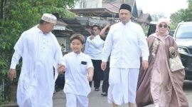 BERJALAN : Bupati Lamandau, Rizky Aditya Putra, bersama keluarga berjalan menuju mesjid Raudhatul Jannah, Nanga Bulik, untuk melaksanakan Shalat Idulfitri, Sabtu (21/3/2026) pagi.