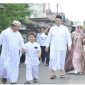 BERJALAN : Bupati Lamandau, Rizky Aditya Putra, bersama keluarga berjalan menuju mesjid Raudhatul Jannah, Nanga Bulik, untuk melaksanakan Shalat Idulfitri, Sabtu (21/3/2026) pagi.