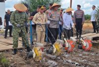 TANAM SERENTAK : Gubernur Kalteng, Agustiar Sabran, saat mengikuti kegiatan Tanam Jagung Serentak Kuartal I Tahun 2026 yang digelar oleh Polri di Kabupaten Pulang Pisau, Sabtu (7/3/2026).