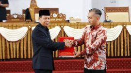 TERIMA : Wabup Seruyan H. Supian, saat menerima dokumen hasil reses yang diserahkan Ketua DPRD Seruyan Zuli Eko Prasetyo saat rapat paripurna di Gedung DPRD Kabupaten Seruyan, Selasa (3/3/2026).