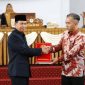 TERIMA : Wabup Seruyan H. Supian, saat menerima dokumen hasil reses yang diserahkan Ketua DPRD Seruyan Zuli Eko Prasetyo saat rapat paripurna di Gedung DPRD Kabupaten Seruyan, Selasa (3/3/2026).