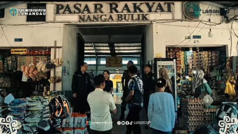 MEMANTAU : Sejumlah pegawai dari DKUKMPP Lamandau saat melakukan pemantauan bahan pokok disejumlah toko yang ada di Kabupaten Lamandau, Jumat (13/3/2026).