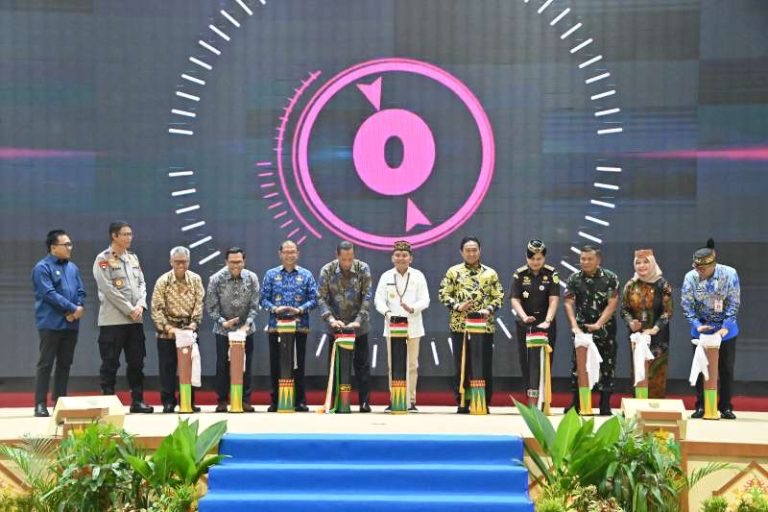 LUNCURKAN : Gubernur Agustiar Sabran dan Wagub Edy Pratowo meluncurkan Program Strategis Sektor Pendidikan Kalteng Tahun 2026 di Aula Jayang Tingang, Lantas II Kantor Gubernur, Kamis (5/3/2026).