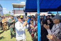 SALURKAN : Gubernur Kalteng, H. Agustiar Sabran, saat turun langsung melihat penyaluran Banpres sekaligus membuka Pasar Murah dan Gerakan Pangan Murah menjelang HBKN, Selasa (17/3/2026).
