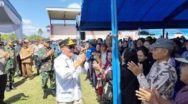 SALURKAN : Gubernur Kalteng, H. Agustiar Sabran, saat turun langsung melihat penyaluran Banpres sekaligus membuka Pasar Murah dan Gerakan Pangan Murah menjelang HBKN, Selasa (17/3/2026).