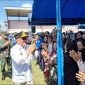 SALURKAN : Gubernur Kalteng, H. Agustiar Sabran, saat turun langsung melihat penyaluran Banpres sekaligus membuka Pasar Murah dan Gerakan Pangan Murah menjelang HBKN, Selasa (17/3/2026).