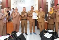 TERIMA : Wakil Bupati Lamandau Abdul Hamid didampingi Sekretaris Daerah Kabupaten Lamandau menerima secara simbolis KHBS beserta mesin EDC dari tim Pemerintah Provinsi Kalteng, Senin (9/3/2026).
