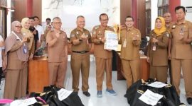 TERIMA : Wakil Bupati Lamandau Abdul Hamid didampingi Sekretaris Daerah Kabupaten Lamandau menerima secara simbolis KHBS beserta mesin EDC dari tim Pemerintah Provinsi Kalteng, Senin (9/3/2026).