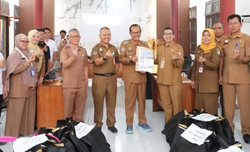 TERIMA : Wakil Bupati Lamandau Abdul Hamid didampingi Sekretaris Daerah Kabupaten Lamandau menerima secara simbolis KHBS beserta mesin EDC dari tim Pemerintah Provinsi Kalteng, Senin (9/3/2026).