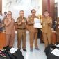 TERIMA : Wakil Bupati Lamandau Abdul Hamid didampingi Sekretaris Daerah Kabupaten Lamandau menerima secara simbolis KHBS beserta mesin EDC dari tim Pemerintah Provinsi Kalteng, Senin (9/3/2026).