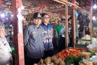 MEMANTAU : Wakil Bupati Seruyan Supian saat melakuka  pemantauan harga dan ketersediaan bahan kebutuhan pokok penting menjelang Ramadan dan Idul Fitri 1447 H di Kuala Pembuang, Jumat (13/3/2026). 