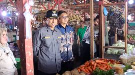 MEMANTAU : Wakil Bupati Seruyan Supian saat melakuka  pemantauan harga dan ketersediaan bahan kebutuhan pokok penting menjelang Ramadan dan Idul Fitri 1447 H di Kuala Pembuang, Jumat (13/3/2026). 