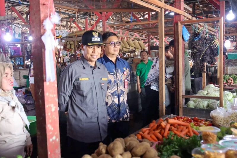 MEMANTAU : Wakil Bupati Seruyan Supian saat melakuka  pemantauan harga dan ketersediaan bahan kebutuhan pokok penting menjelang Ramadan dan Idul Fitri 1447 H di Kuala Pembuang, Jumat (13/3/2026). 
