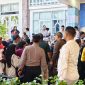 OPEN HOUSE: Warga sangat antusias datang untuk bersilaturahmi langsung dengan Gubernur Kalteng H.Agustiar Sabran saat open house di Istana Isen Mulang, Sabtu (21/3/2026).
