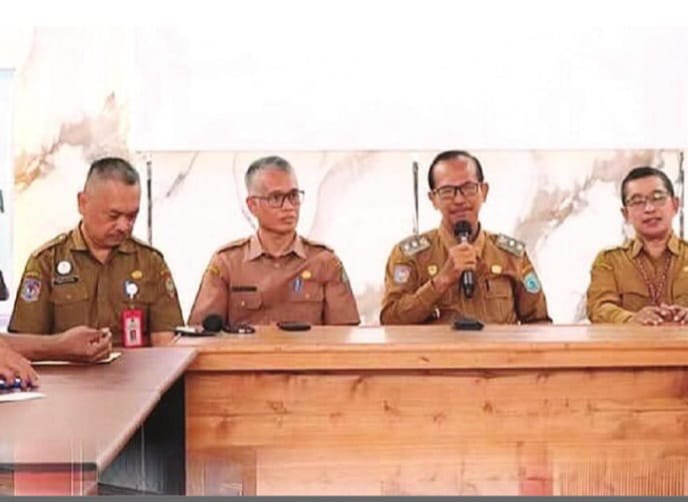 PENYERAHAN : Wakil Bupati Lamandau, Abdul Hamid saat Penyerahan KHBS secara simbolis  di Kantor Dinas Sosial Kabupaten Lamandau, beberapa waktu lalu.