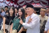 FOTO BERSAMA: Gubernur Kalteng H.Agustiar Sabran saat berfoto bersama masyarakat yang hadir saat perayaan Nyepi di kediaman Ketua DPRD Kalteng, Jumat (20/3/2026).