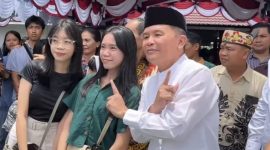 FOTO BERSAMA: Gubernur Kalteng H.Agustiar Sabran saat berfoto bersama masyarakat yang hadir saat perayaan Nyepi di kediaman Ketua DPRD Kalteng, Jumat (20/3/2026).