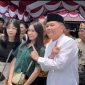 FOTO BERSAMA: Gubernur Kalteng H.Agustiar Sabran saat berfoto bersama masyarakat yang hadir saat perayaan Nyepi di kediaman Ketua DPRD Kalteng, Jumat (20/3/2026).