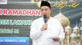SAMBUTAN : Bupati Lamandau, Rizky Aditya Putra. saat menyampaikan sambutan Safari Ramadan di Masjid Desa Mekar Mulya, Kecamatan Sematu Jaya, Kabupaten Lamandau, Jumat sore (6/3).