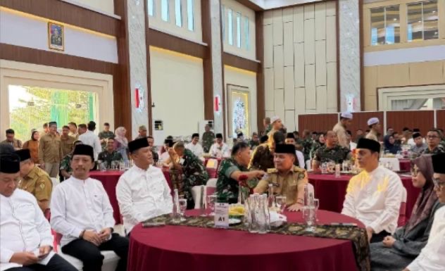 BUKA BERSAMA : Gubernur Kalteng, Agustiar Sabran, saat menghadiri buka bersama. di Markas Komando Daerah Militer XXII/Tambun Bungai, Palangka Raya, Selasa (3/3/2026).