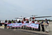 RESMIKAN : Plt Sekda Kalteng Leonard S Ampung bersama Kepala Dinas Perhubungan Kalteng Yulindra Dedy, Plt EGM Bandara Tjilik Riwut I Made Darmawan, dan jajaran saat peresmian rute penerbangan Palangka Raya - Pangkalan Bun di Bandara Tjilik Riwut, Rabu (11/3/2026).