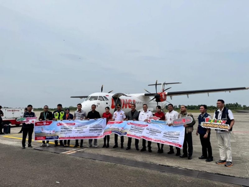 RESMIKAN : Plt Sekda Kalteng Leonard S Ampung bersama Kepala Dinas Perhubungan Kalteng Yulindra Dedy, Plt EGM Bandara Tjilik Riwut I Made Darmawan, dan jajaran saat peresmian rute penerbangan Palangka Raya - Pangkalan Bun di Bandara Tjilik Riwut, Rabu (11/3/2026).