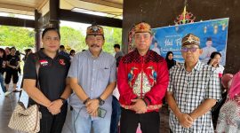 PASAR MURAH : Sekretaris Umum DAD Kalteng, Yulindra Dedy, saat foto bersama saat pasar murah di Aula Betang Hapakat, Kamis (19/03/2026).

