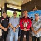 PASAR MURAH : Sekretaris Umum DAD Kalteng, Yulindra Dedy, saat foto bersama saat pasar murah di Aula Betang Hapakat, Kamis (19/03/2026).

