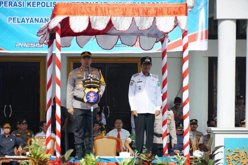 APEL - Kapolres Lamandau AKBP Joko Handono bersama Wakil Bupati Lamandau Abdul Hamid memimpin Apel Gelar Pasukan Operasi Ketupat 2026 di halaman GPU Lantang Torang Kamis (12/3/2026).