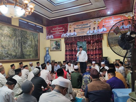 SAMBUTAN : Wakil Gubernur Kalteng, Edy Pratowo, saat memberikan sambutan pada kegiatan buka puasa bersama yang digelar oleh MKGR, SOKSI, dan Kosgoro Provinsi Kalteng, Rabu (18/3/2026).