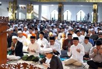 SOLAT : Gubernur Kalteng H.Agustiar Sabran didampingi Wagub Kalteng Edy Pratowo, Ketua MUI Kalteng Khairil Anwar, Ketua KADIN Kalteng Rahmat Nasution Hamka saat mengikuti Solat Idulfitri di Mesjid Raya Darussalam, Sabtu (20/3/2026).