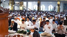 SOLAT : Gubernur Kalteng H.Agustiar Sabran didampingi Wagub Kalteng Edy Pratowo, Ketua MUI Kalteng Khairil Anwar, Ketua KADIN Kalteng Rahmat Nasution Hamka saat mengikuti Solat Idulfitri di Mesjid Raya Darussalam, Sabtu (20/3/2026).