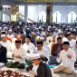 SOLAT : Gubernur Kalteng H.Agustiar Sabran didampingi Wagub Kalteng Edy Pratowo, Ketua MUI Kalteng Khairil Anwar, Ketua KADIN Kalteng Rahmat Nasution Hamka saat mengikuti Solat Idulfitri di Mesjid Raya Darussalam, Sabtu (20/3/2026).