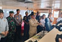 MENINJAU : Gubernur Kalimantan Tengah, Agustiar Sabran, saat berada di atas KM Lawit dalam rangka peninjauan langsung ke Pelabuhan Sampit, Kabupaten Kotawaringin Timur, Senin (16/3/2026).