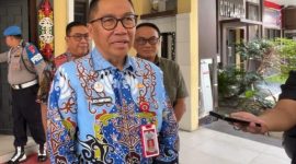 DIWAWANCARAI  : Plt Sekretaris Daerah Kalteng, Leonard S. Ampung, saat diwawancarai awak media usai mengikuti Rakor Lintas Sektoral yang digelar di Mapolda Kalteng, Kamis (5/3/2026).