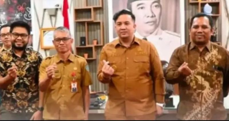 FOTO BERSAMA: Bupati Lamandau, Rizky Aditya Putra, saat foto bersama dengan tim BPK RI perwakilan Kalteng usai exit meeting di ruang kerja bupati, Senin (2/3/2026). (Diskominfostandilamandau)