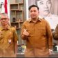 FOTO BERSAMA: Bupati Lamandau, Rizky Aditya Putra, saat foto bersama dengan tim BPK RI perwakilan Kalteng usai exit meeting di ruang kerja bupati, Senin (2/3/2026). (Diskominfostandilamandau)