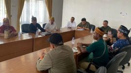 ASPIRASI: Bupati Lamandau, Rizky Aditya Putra saat menerima masyarakat Desa Melata, untuk menyampaikan aspirasi, di rumah Jabatan Bupati, Jum'at (27/3/2026). 
