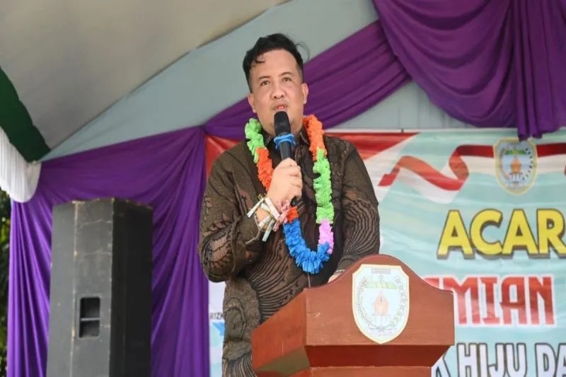 PERESMIAN : Bupati Lamandau, Rizky Aditya Putra, saat meresmikan listrik masuk Desa beberapa waktu lalu.