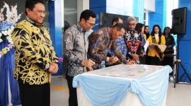 RESMIKAN : Wagub Edy Pratowo bersama Wakil Menteri Pendidikan Tinggi, Sains, dan Teknologi Fauzan dan Deputi Bidang Pembangunan Manusia dan Kebudayaan (PMK) Kementerian PPN/Bappenas RI Pungkas Bahjuri Ali saat peresmian Gedung MERC FK UPR, Kamis (5/3/2026).