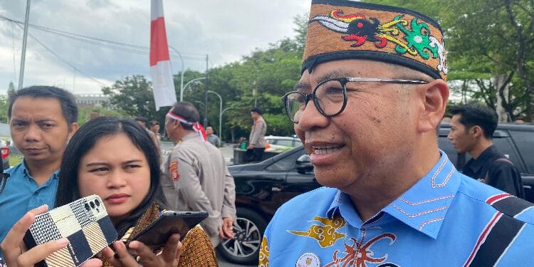 DIWAWANCARAI :  Plt Sekretaris Daerah Kalteng, Leonard S. Ampung, saat diwawancarai awak media belum lama ini.